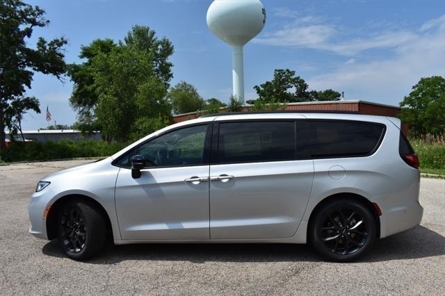 new 2024 Chrysler Pacifica car, priced at $43,307