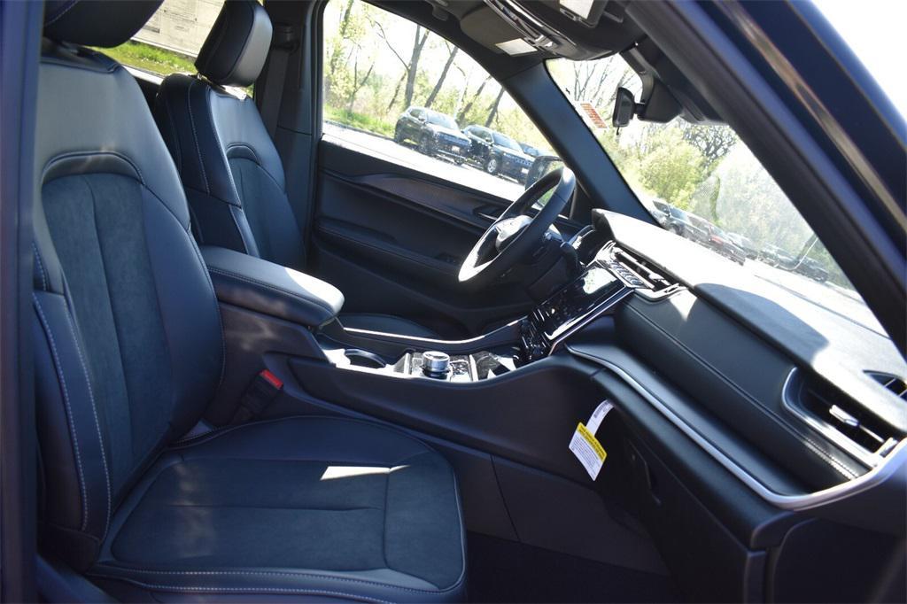 new 2025 Jeep Grand Cherokee car, priced at $38,995