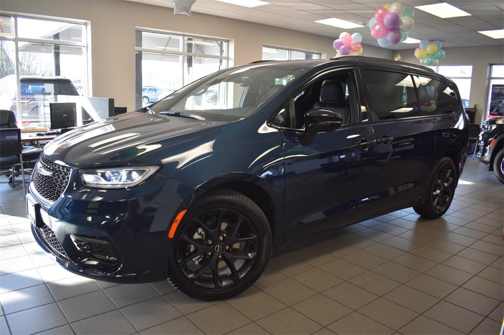 new 2025 Chrysler Pacifica car, priced at $48,175