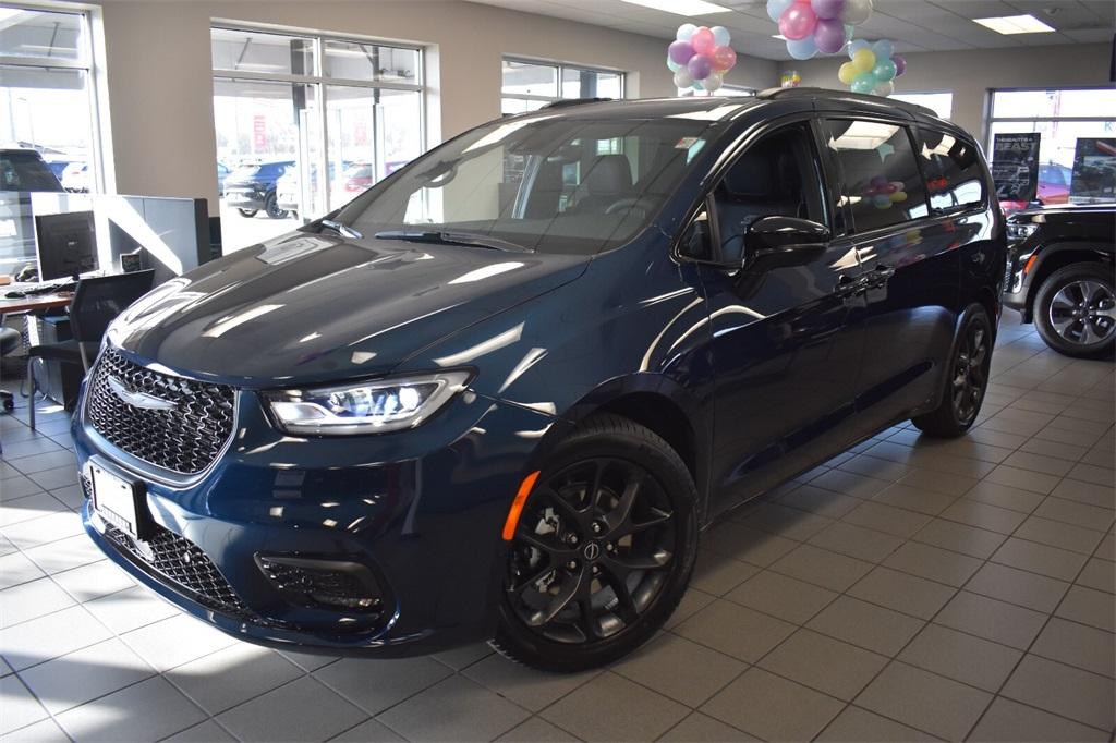 new 2025 Chrysler Pacifica car, priced at $48,175