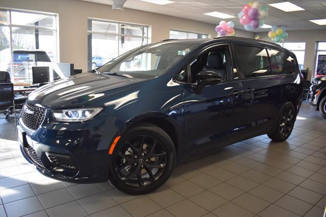 new 2025 Chrysler Pacifica car, priced at $48,175