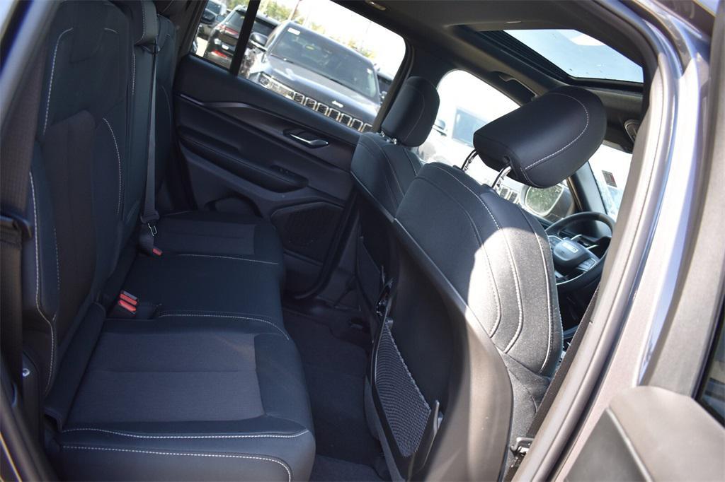 new 2025 Jeep Grand Cherokee car, priced at $37,500