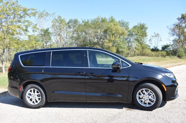 new 2025 Chrysler Pacifica car, priced at $41,558