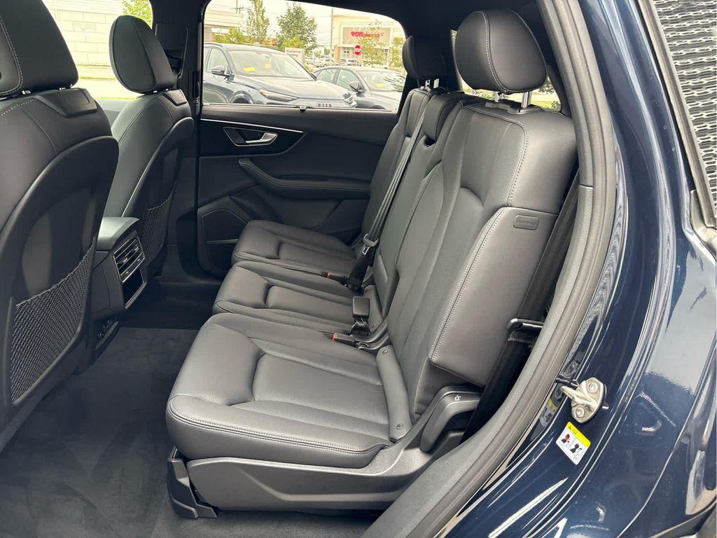 new 2025 Audi Q7 car, priced at $76,480