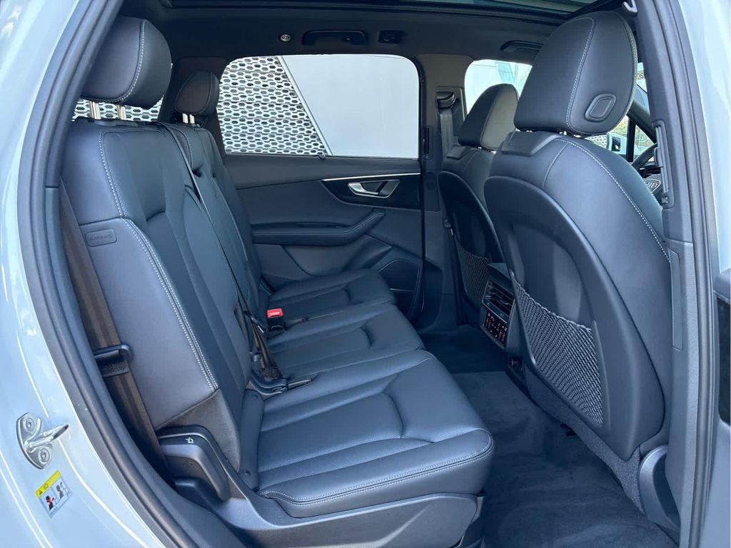 new 2025 Audi Q7 car, priced at $76,480