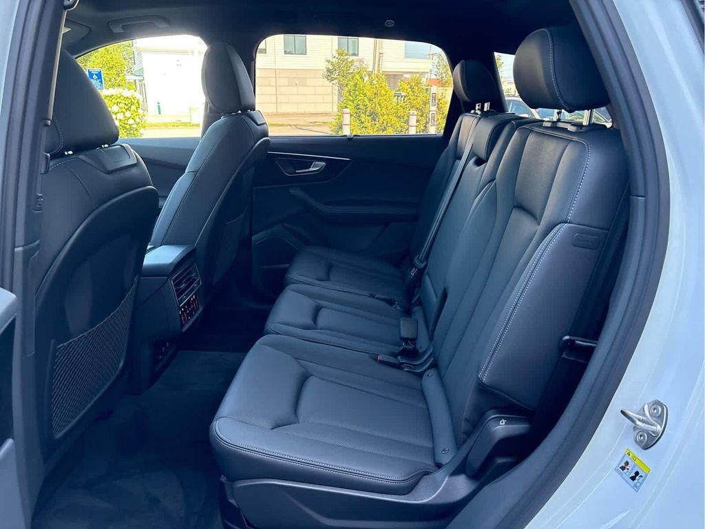 new 2025 Audi Q7 car, priced at $76,480