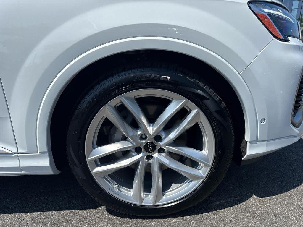 new 2025 Audi Q7 car, priced at $76,990