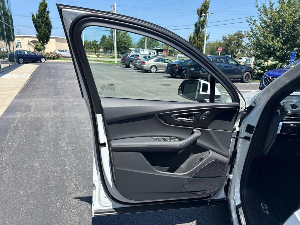 new 2025 Audi Q7 car, priced at $76,990