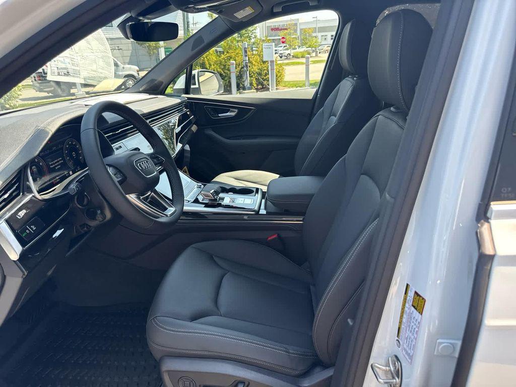 new 2025 Audi Q7 car, priced at $76,990