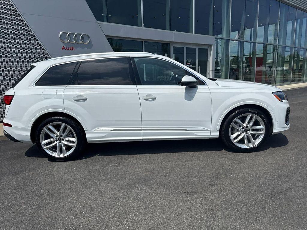 new 2025 Audi Q7 car, priced at $76,990