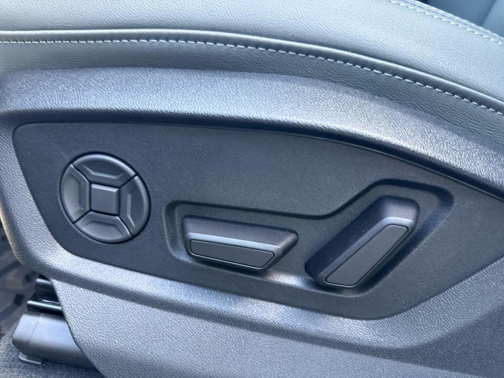 new 2025 Audi Q7 car, priced at $76,990