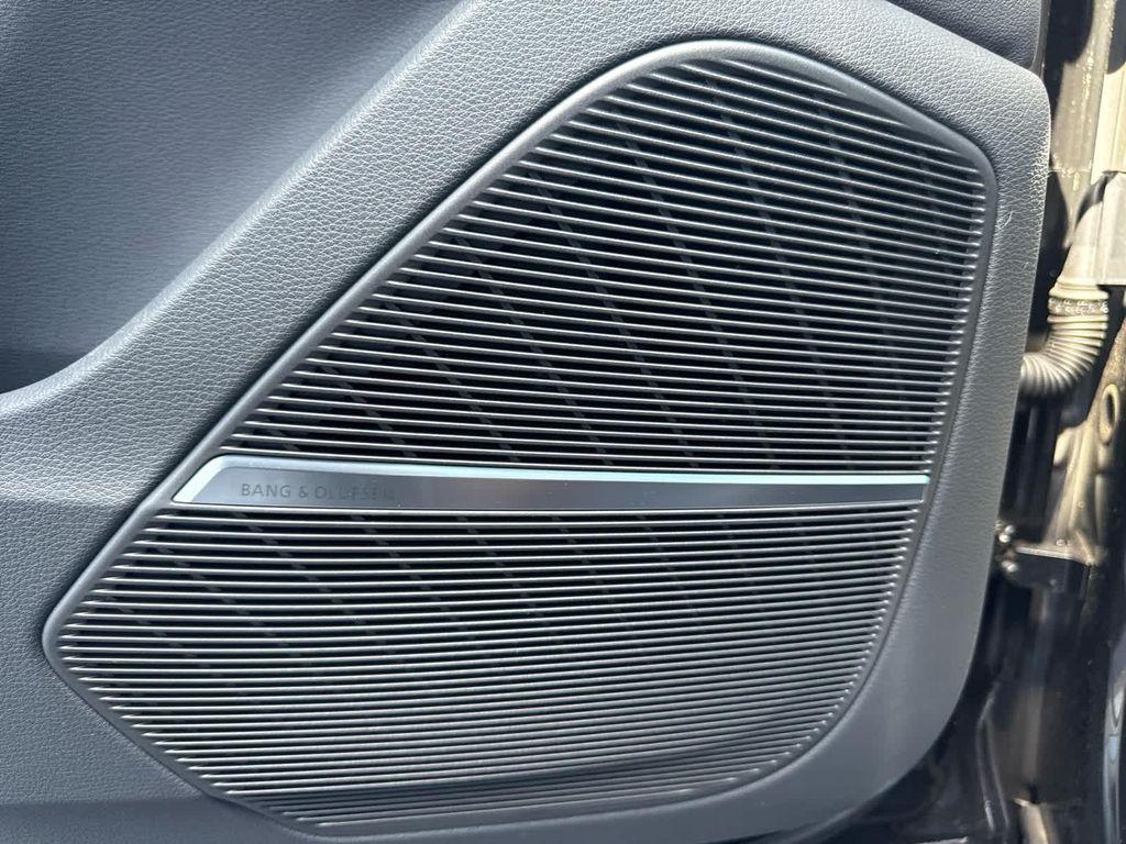 new 2025 Audi Q7 car, priced at $76,990