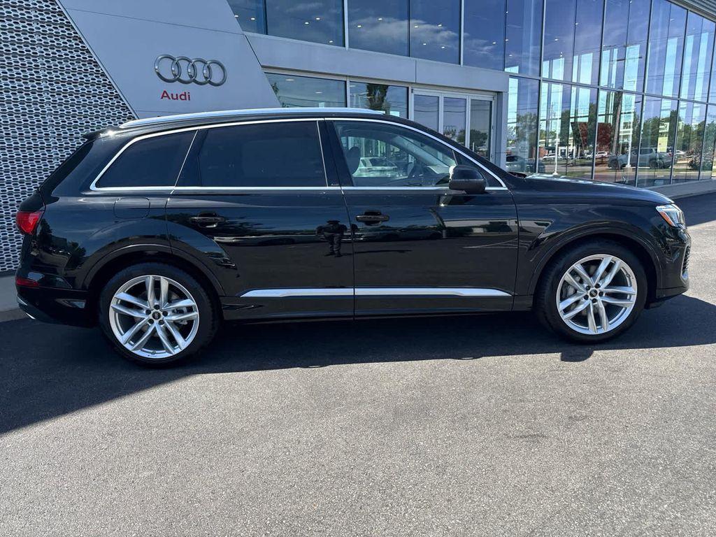 new 2025 Audi Q7 car, priced at $76,990
