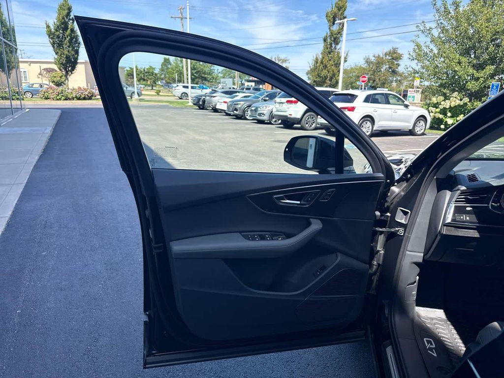 new 2025 Audi Q7 car, priced at $76,990