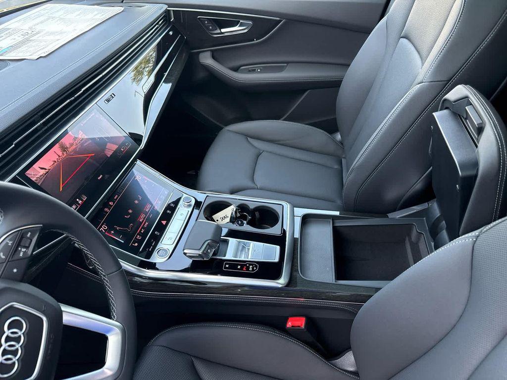 new 2025 Audi Q7 car, priced at $76,480
