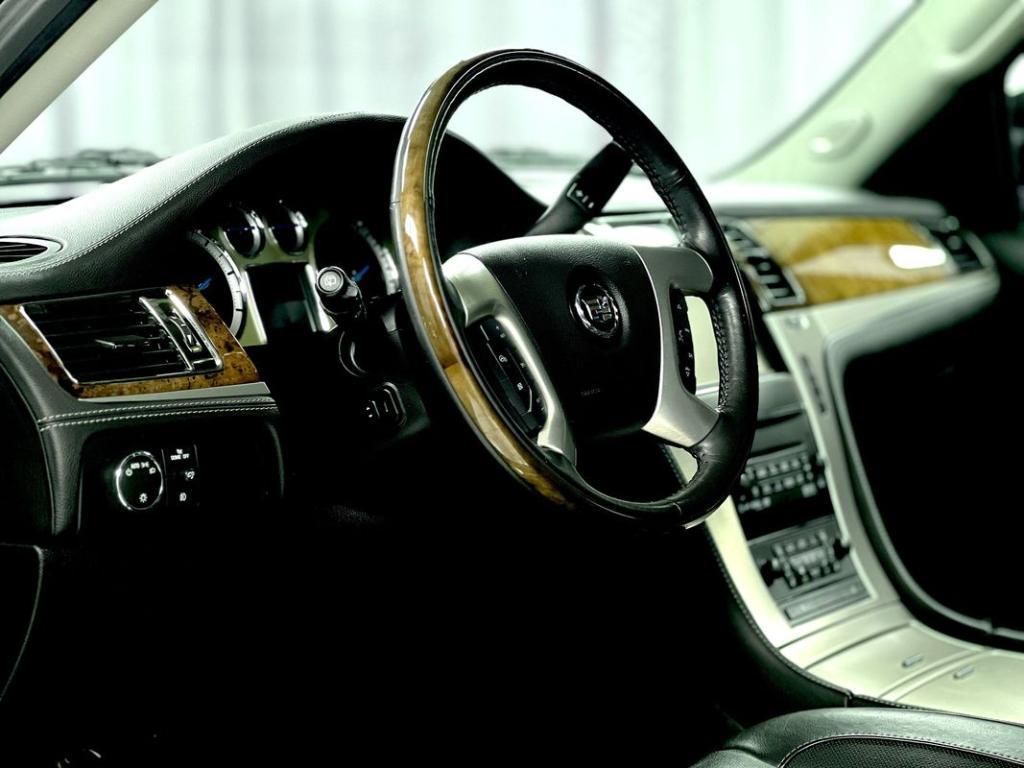 used 2014 Cadillac Escalade ESV car, priced at $27,950