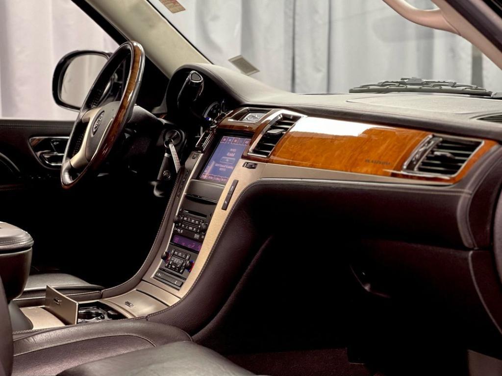 used 2014 Cadillac Escalade ESV car, priced at $27,950