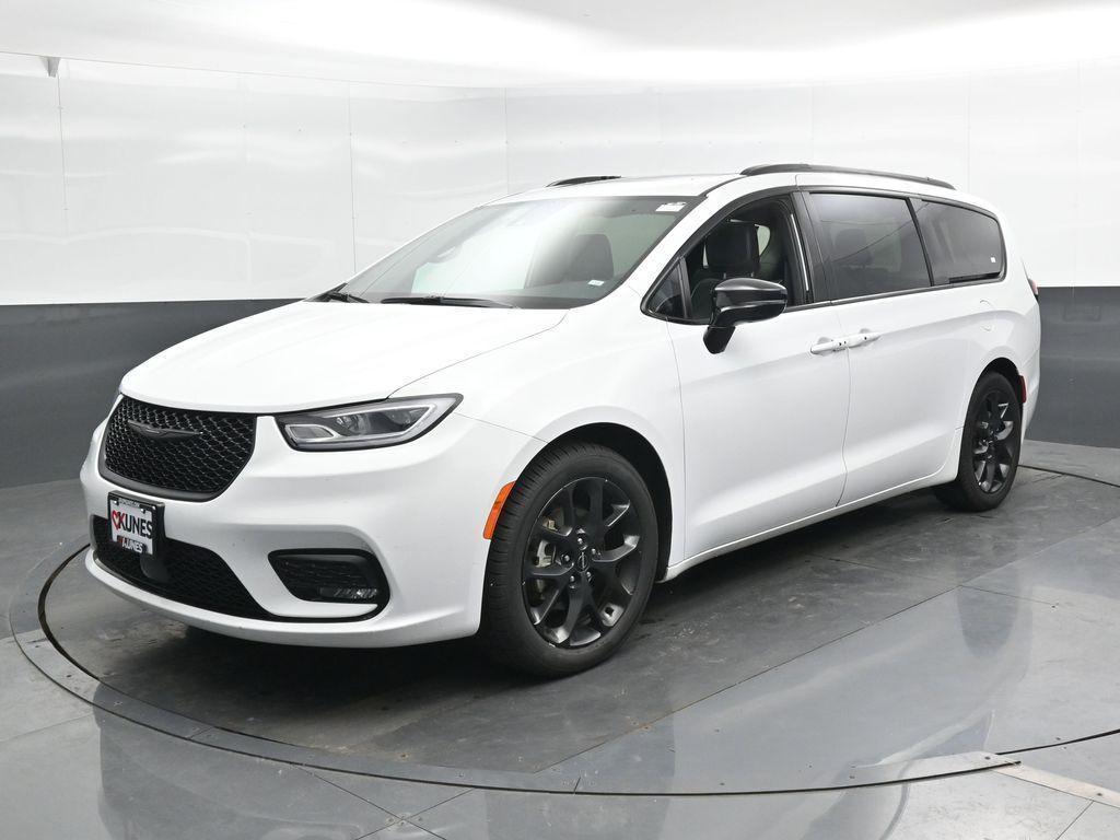 used 2025 Chrysler Pacifica car, priced at $36,824