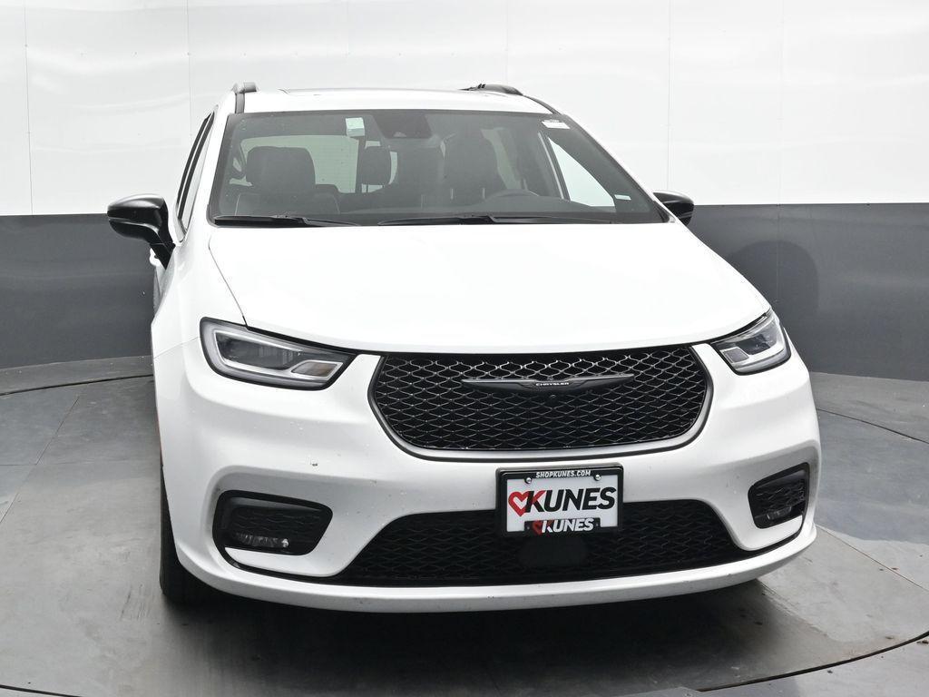 used 2025 Chrysler Pacifica car, priced at $36,824