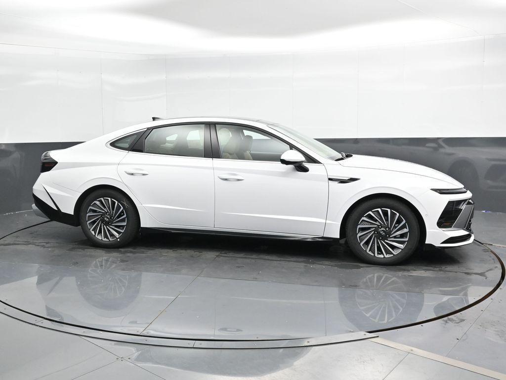 new 2025 Hyundai Sonata Hybrid car, priced at $37,625