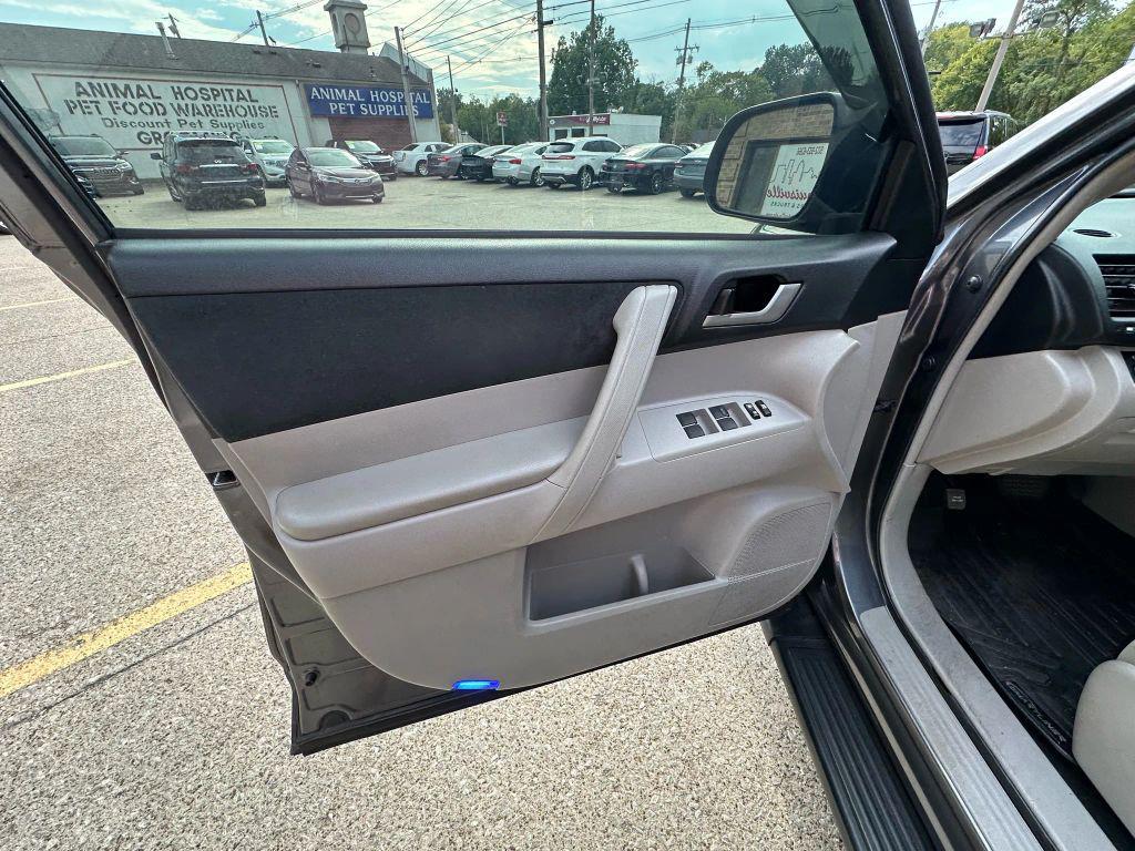 used 2012 Toyota Highlander car, priced at $12,995