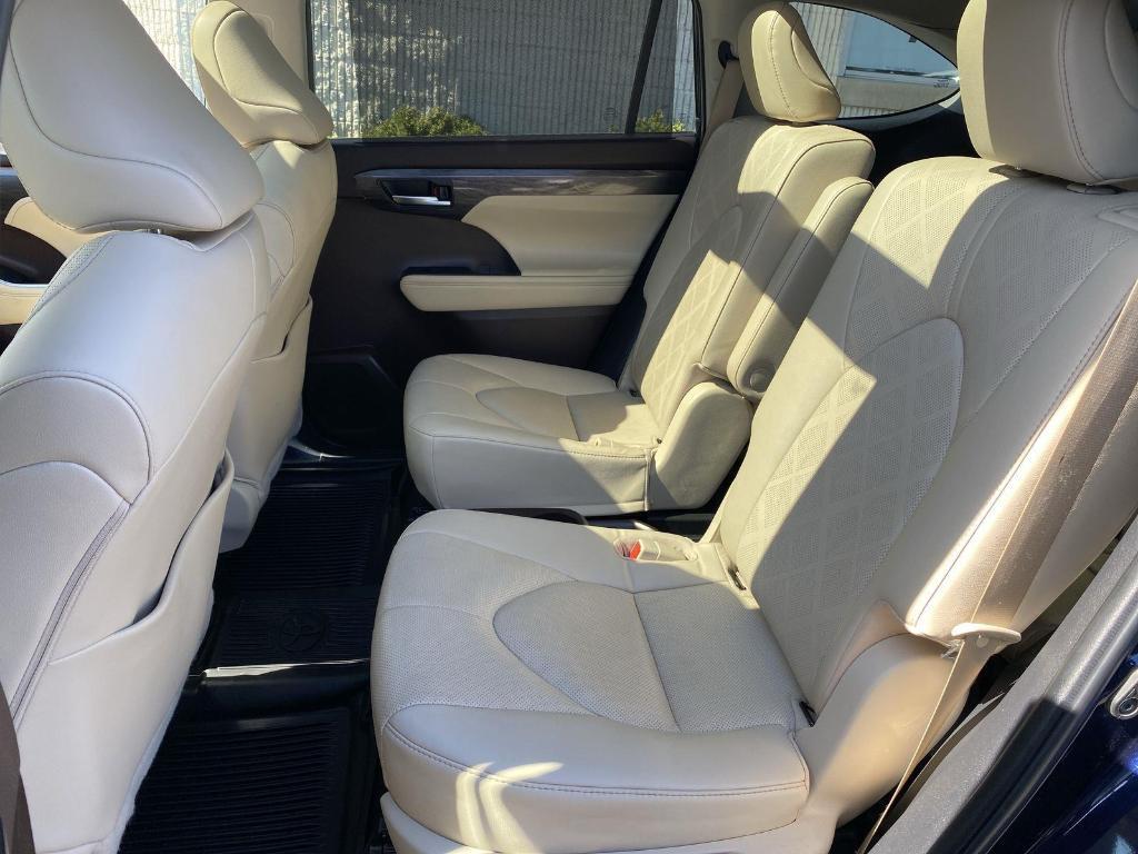 used 2022 Toyota Highlander Hybrid car, priced at $40,000