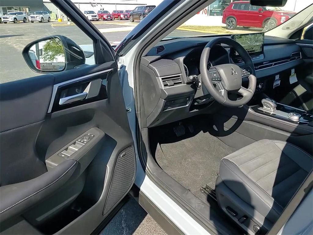 new 2025 Mitsubishi Outlander car