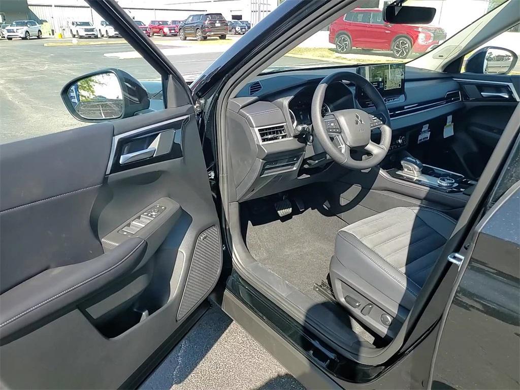 new 2025 Mitsubishi Outlander car
