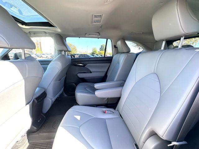 used 2020 Toyota Highlander car, priced at $26,754