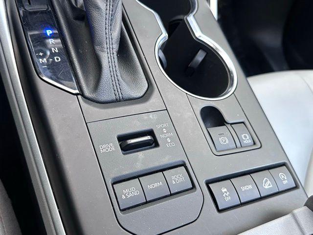 used 2022 Toyota Highlander car, priced at $33,231