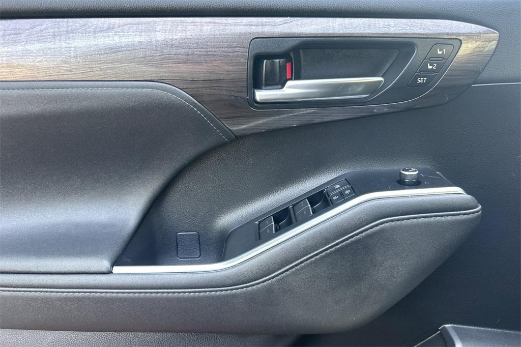 used 2021 Toyota Highlander car, priced at $34,495