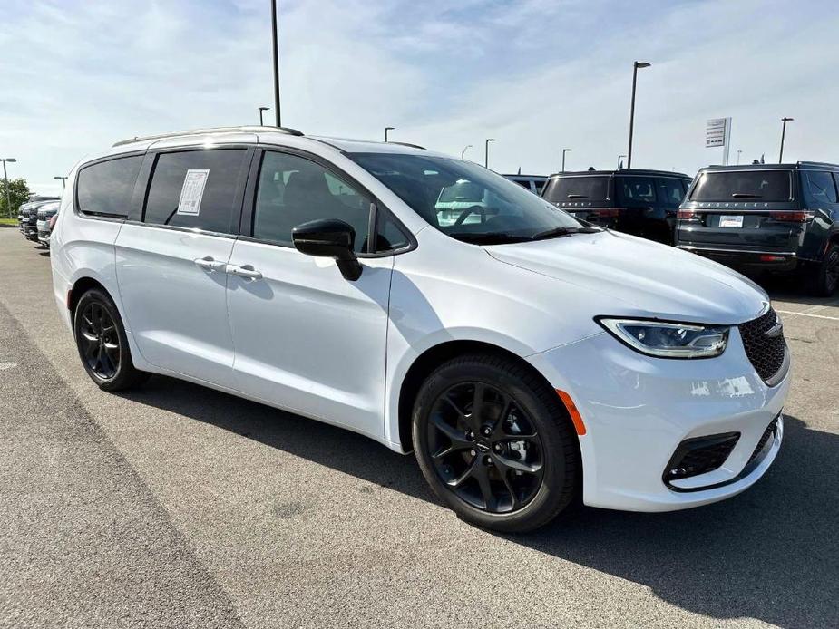 new 2024 Chrysler Pacifica car, priced at $41,728