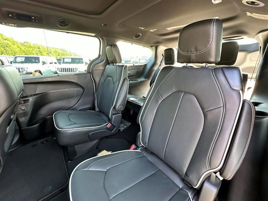 new 2024 Chrysler Pacifica car, priced at $45,873