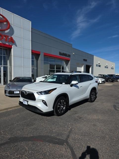used 2022 Toyota Highlander car, priced at $32,201