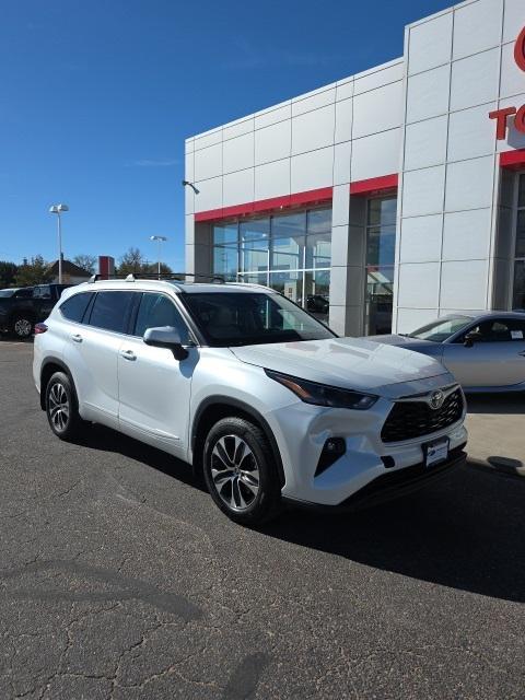 used 2022 Toyota Highlander car, priced at $32,201