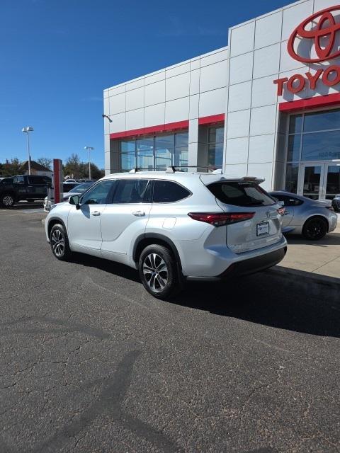 used 2022 Toyota Highlander car, priced at $32,201