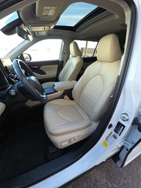 used 2022 Toyota Highlander car, priced at $32,201