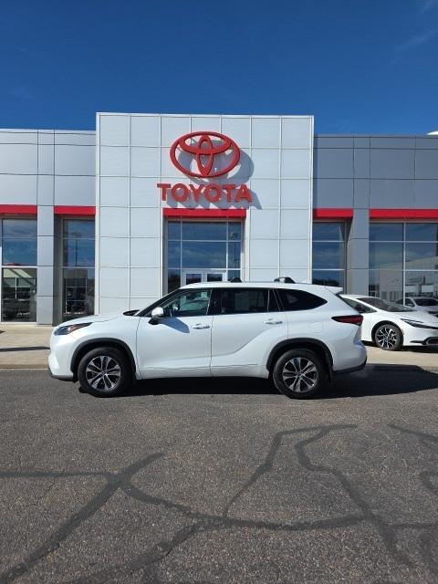 used 2022 Toyota Highlander car, priced at $32,201