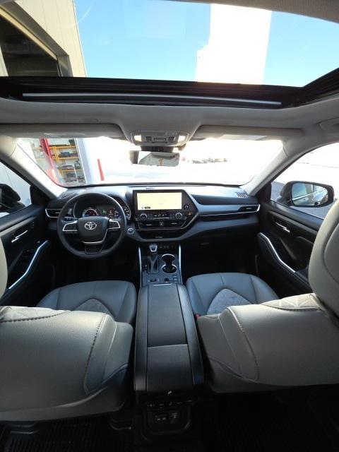 used 2023 Toyota Highlander Hybrid car, priced at $41,201