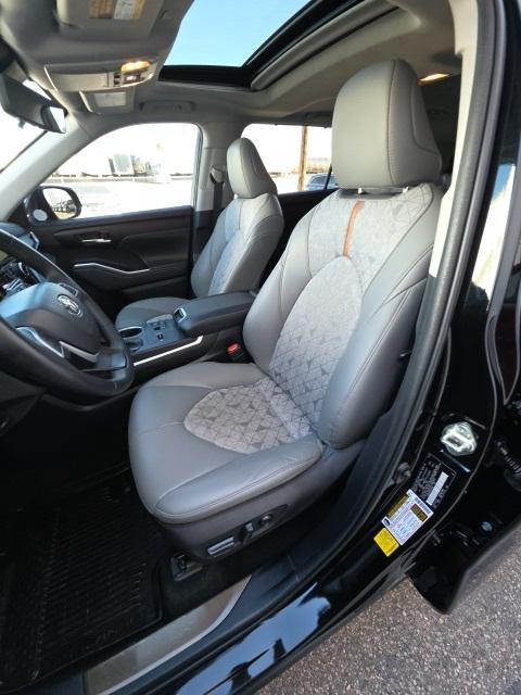 used 2023 Toyota Highlander Hybrid car, priced at $41,201