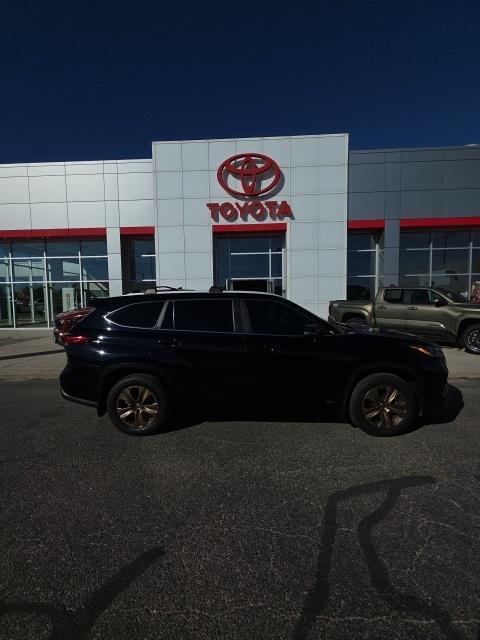 used 2023 Toyota Highlander Hybrid car, priced at $41,201