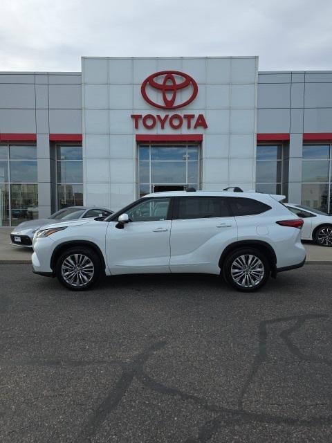 used 2023 Toyota Highlander car, priced at $40,990