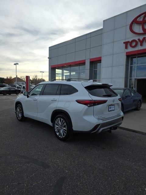 used 2023 Toyota Highlander car, priced at $40,990
