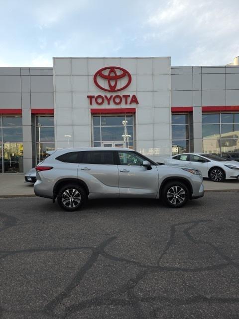 used 2020 Toyota Highlander car, priced at $31,701