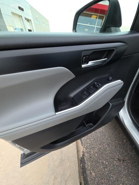 used 2020 Toyota Highlander car, priced at $31,701