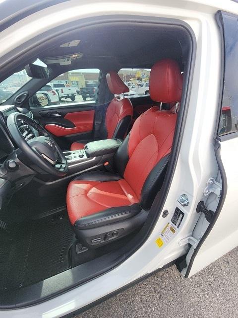 used 2022 Toyota Highlander car, priced at $38,899