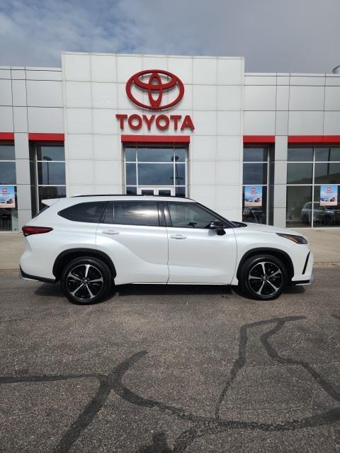 used 2022 Toyota Highlander car, priced at $38,899