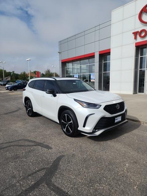 used 2022 Toyota Highlander car, priced at $38,899