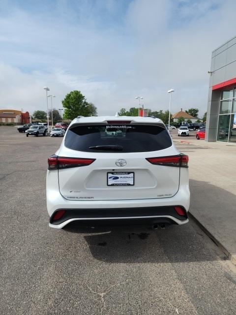 used 2022 Toyota Highlander car, priced at $38,899
