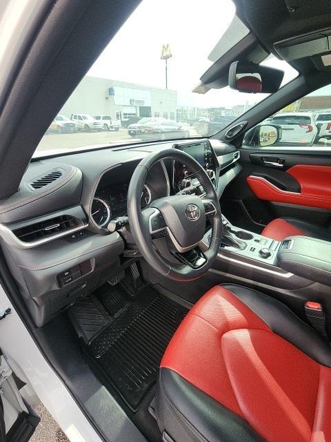 used 2022 Toyota Highlander car, priced at $38,899